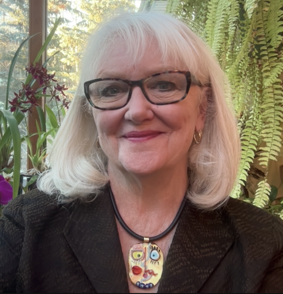 Image d'une femme en chemise et cravate